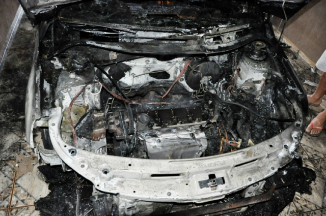 Carro da esposa de um policial é alvo de incêndio em Nova Andradina A suspeita é de que o incêndio tenha sido criminoso, uma vez que vizinhos teriam visto um homem entrando na casa e depois de quebrar o para-brisas traseiro, teria jogado um liquido inflamável e ateado fogo (Foto: Germino Roz/Nova News)