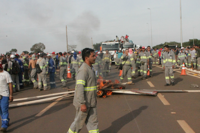 Trabalhadores da UFN3 nesse momento bloqueiam totalmente a BR-158, fazendo barricada de fogo em manifestação (Foto: Ricardo Ojeda)