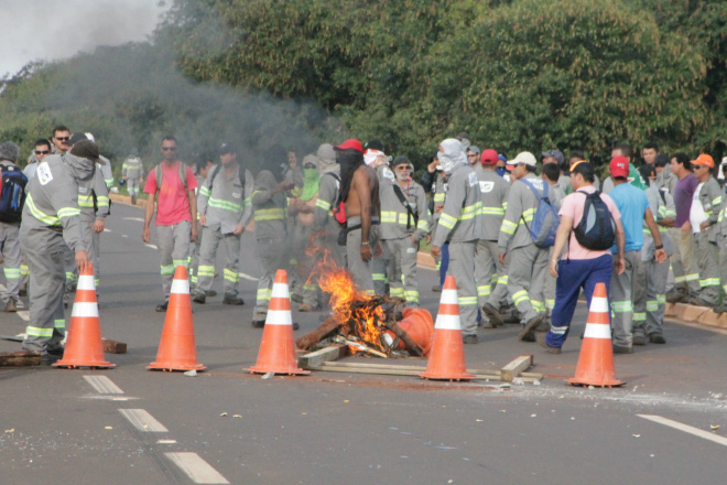 Manifestantes bloquearam os dois lados da rodovia, formando extensa fila de veículo (Foto: Ricardo Ojeda)
