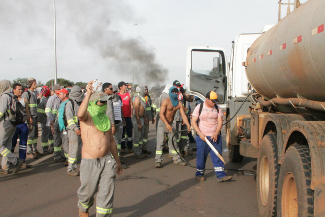 Manifestantes tomam caminhão pipa para descarregar a água, impedindo o rescaldo (Foto: Ricardo Ojeda) 