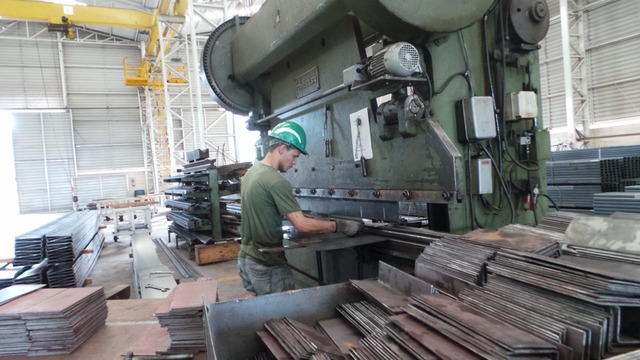 A Irmãos D'Agosto  é a única empresa que tem equipamento para realizar corte e dobra com 12 metros de comprimento (Foto: Thais Santos)