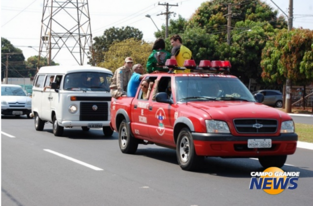 Atleta foi recebida com festa e desfilou em carro do Corpo de Bombeiros. (Foto: Priscila Peres)