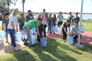 Ação instala lixeiras ecológicas ao redor da Lagoa Maior em alusão à Semana do Meio Ambiente A ação também contou com a presença do vice-prefeito de Três Lagoas, Paulo Salomão. (Foto: Assessoria)