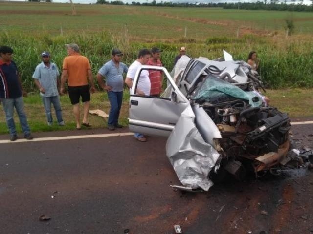 Carro destruído após acidente na BR-163 que matou vereador de MS (Foto: Direto das Ruas)