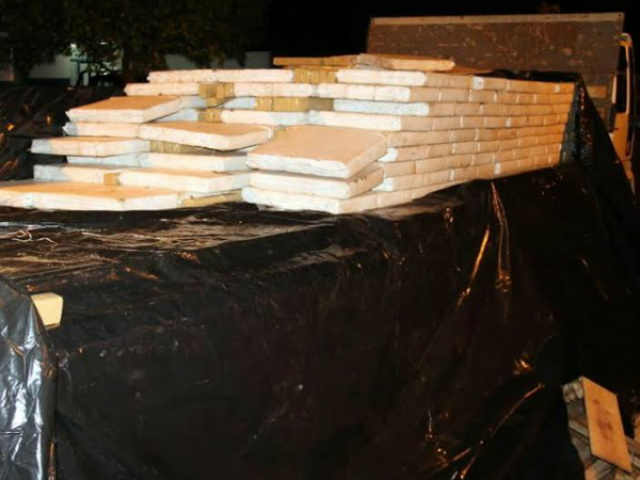 DOF apreende mais de 9 toneladas de maconha na MS-156 O Ford de cor branca e placas EAL 7211 de Itaquiraí estava parado na rodovia MS-156, entre Caarapó e Amambai (Foto: Dourados Agora)