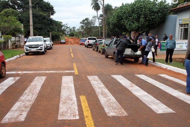 Arapuá ganha sinalizações de trânsito verticais e horizontais No total, foram instaladas 6 placas, 2 redutores de velocidade, 3 faixas de pedestres e 4 sinalizações de pare. Além disso, foram pintados 120 m² de faixas de divisão de fluxo. (Foto: Assessoria)