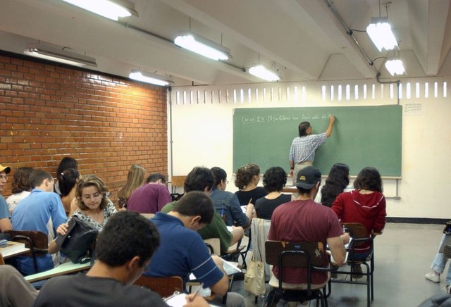 Estudantes poderão renovar o Fies até o dia 23 Sala de aula - Arquivo/Agência Brasil