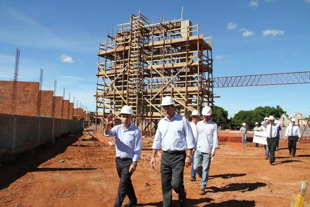 No novo Sesi, edificado ao lado do ISI Biomassa, Longen percorre as obras para avaliar o cronograma (Foto: Divulgação/Fiems)