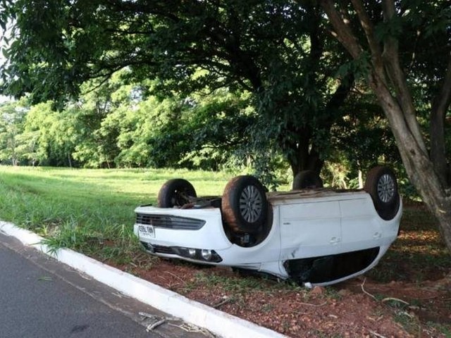Condutor de Gol desvia de capivaras, perde controle e capota na Via Parque Ainda segundo o rapaz, o Gol será removido por guincho ainda nesta manhã. Além disso, o acidente não chegou a prejudicar o trânsito. (Foto/Correio do MS)