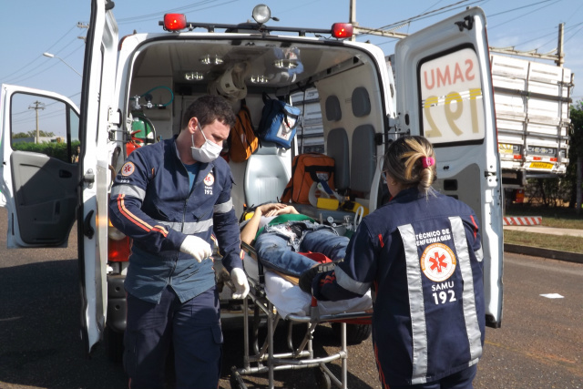 Jovem fica gravemente ferido ao colidir moto em caminhão A vítima foi socorrida pela equipe do SAMU e posteriormente encaminhada ao hospital (Foto: Max Millian)