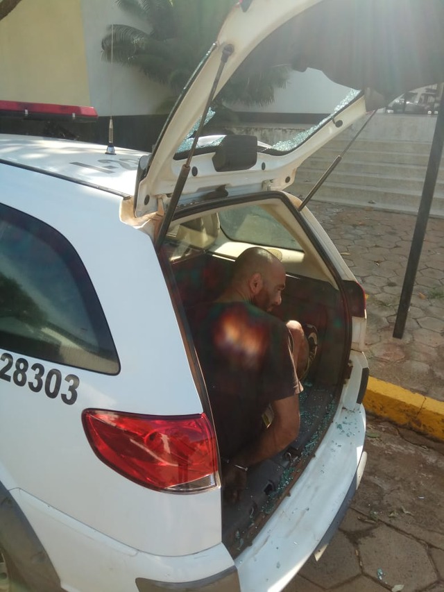 Polícia de Lavínia prende um dos fugitivos da penitenciária de Três Lagoas Homem estilhaçou o vidro traseiro da viatura com uma cabeçada. Foto: Divulgação PM