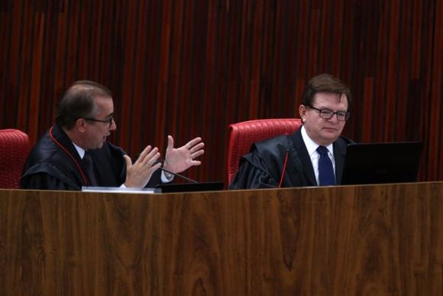 Ministros do TSE ainda não definiram se incluem delações como prova em ação Ministro Admar Gonzaga e o relator da ação, ministro Herman Benjamin, durante julgamento da chapa Dilma-Temer. (Foto: Fabio Rodrigues Pozzebom/Agência Brasil)