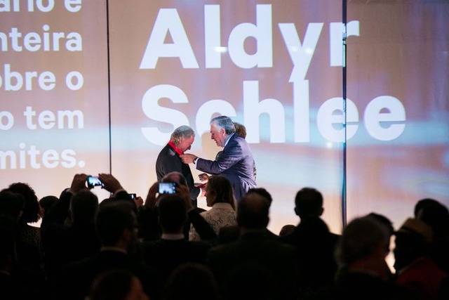 Morre em Pelotas o criador da camisa canarinho, Aldyr Schlee Aldyr Garcia Schlee recebe Ordem do Mérito Cultural, em novembro de 2015 - LiadePaula/MinC