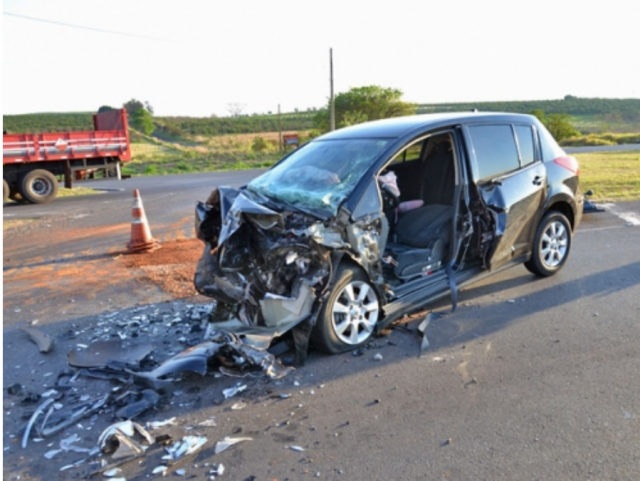 Casal de idosos morre em batida entre carro e caminhão bitrem O motorista do bitrem nada sofreu. A perícia vai apurar as causas do acidente (Foto: Valdemir Anselmo)