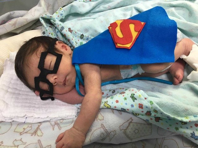 Bebês prematuros viram super-heróis em maternidade de MS: 'Uma forma de mostrar como eles são guerreiros' Bebês prematuros em ensaio fotográfico na maternidade de MS — Foto: Maternidade Cândido Mariano / Divulgação