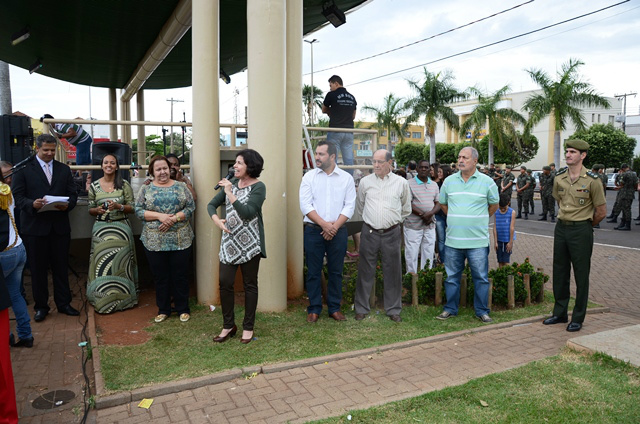 Prefeita participa da solenidade do Dia da Independência do Brasil A solenidade foi aberta com o hasteamento das Bandeiras do Brasil, Estado de Mato Grosso do Sul e Município de Três Lagoas, ao som do Hino Nacional Brasileiro e do Hino da Independência (Foto: Assecom Prefeitura)