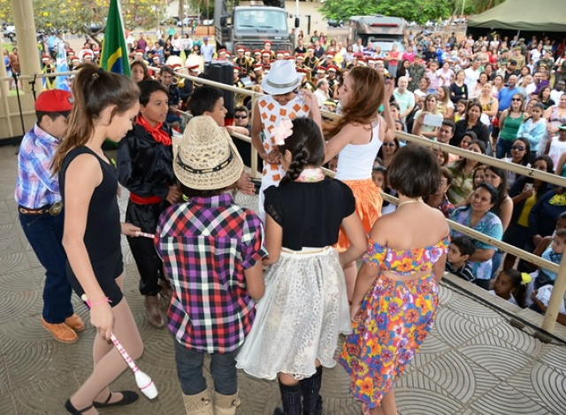 A solenidade da Independência do Brasil também contou com apresentações artísticas de grupos de alunos da Rede Municipal de Educação, no Palanque “Maestro Tertuliano de Lima” (Foto: Assecom Prefeitura)