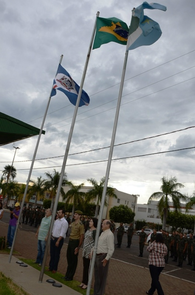 Prefeita participa da solenidade do Dia da Independência do Brasil Em seu pronunciamento, falando em nome do secretário Mário Grespan, a professora Jussara ressaltou que, “quando a gente fala de Educação, a gente fala da Pátria”, ao destacar a evolução positiva da pontuação do Ideb nas Escolas Públicas Municipais de Três Lagoas (Foto: Assecom Prefeitura)