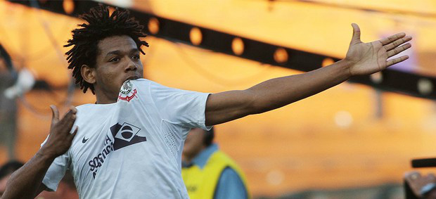 Romarinho comemora um gos dols do Corinthians (Foto: Rahel Patrasso/Perspectiva/Agência Estado)
