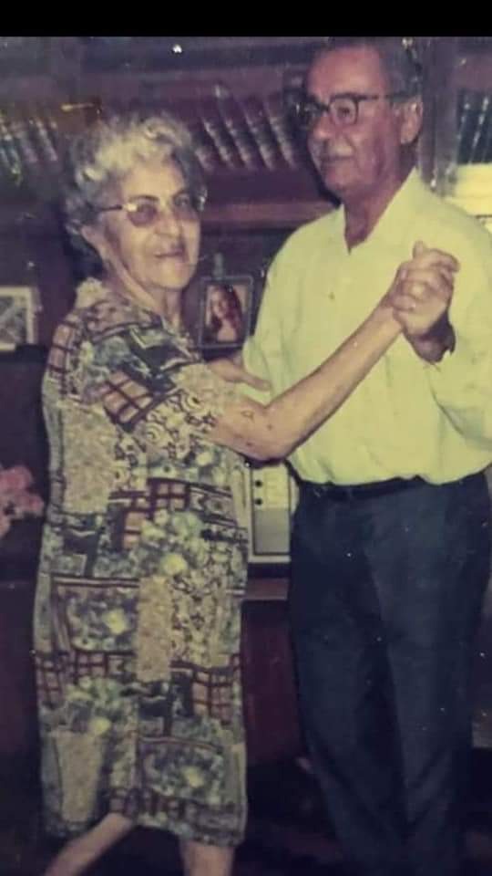 “Bataguassu não tem nenhum respeito pela sua história”, diz neto do 1º prefeito da cidade, após demolição de casarão histórico Dona Diva e sr. Ênio dançam na casa histórica. Foto: acervo familiar.