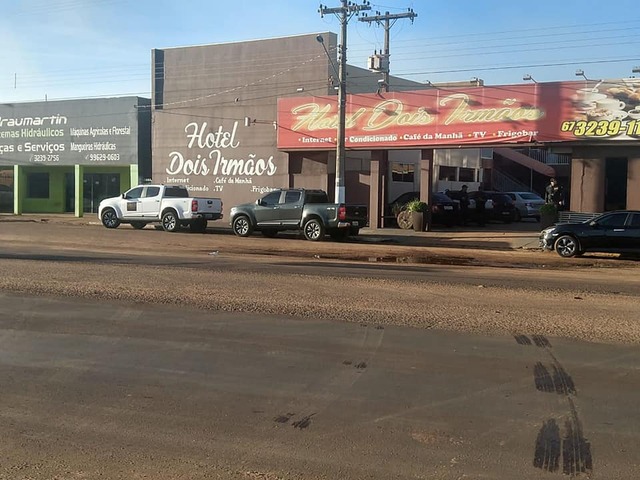 GAECO faz operação em Água Clara e visita imóveis vinculados ao Prefeito Tupete Viaturas do GAECO em frente ao Hotel Dois Irmãos. Foto: Arquivo Perfil News.