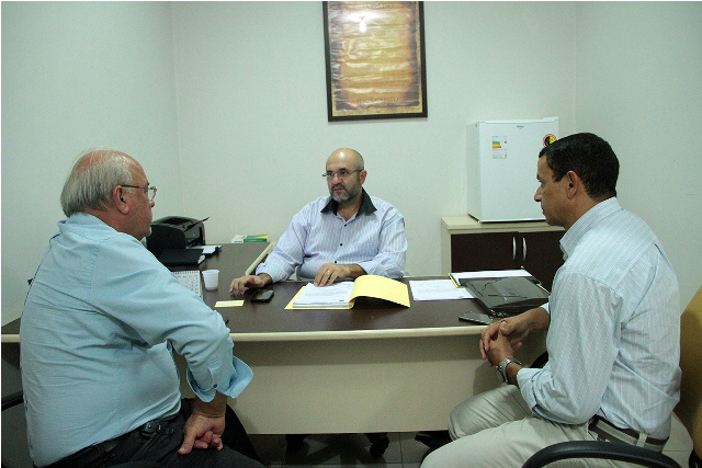 Primeira reunião da referida Comissão, realizada no Gabinete do vereador Apóstolo Ivanildo, na tarde desta quarta-feira (30). (Foto: Divulgação)