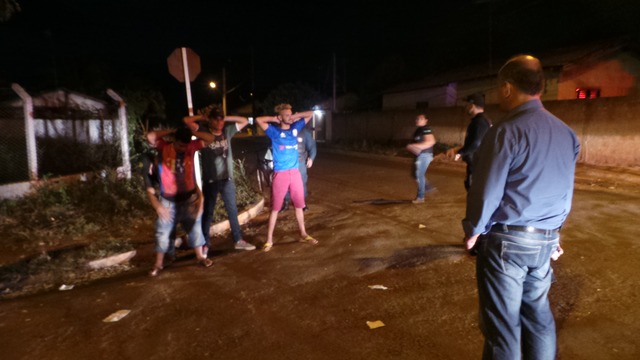 Delegado regional, Rogério Market Faria, observa uma das abordagens durante a ação ocorrida na Vila Piloto. (Foto: Ricardo Ojeda)