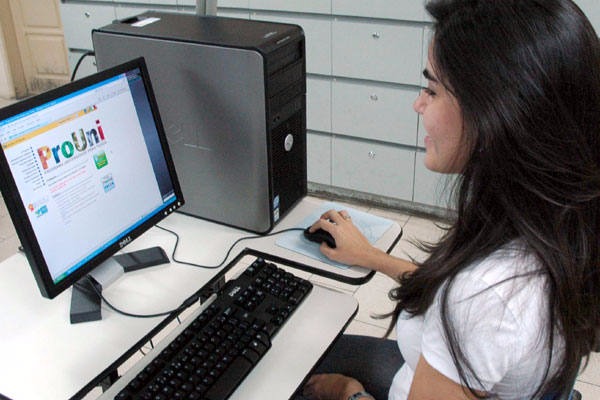 ProUni já tem mais de 300 mil inscritos; prazo encerra hoje O ProUni é voltado para estudantes da rede pública ou bolsistas integrais de escolas particulares (Foto/Divulgação)