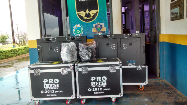 Os policiais também apreenderam 04 placas de vídeo e 06 unidades de equipamentos iluminação profissional, sem documentação legal de importação (Foto: Divulgação/PMR MS)