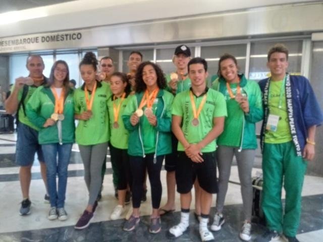 Nadadores de MS exibem medalhas obtidas em Natal (Foto: Rosa Maria Borges)
