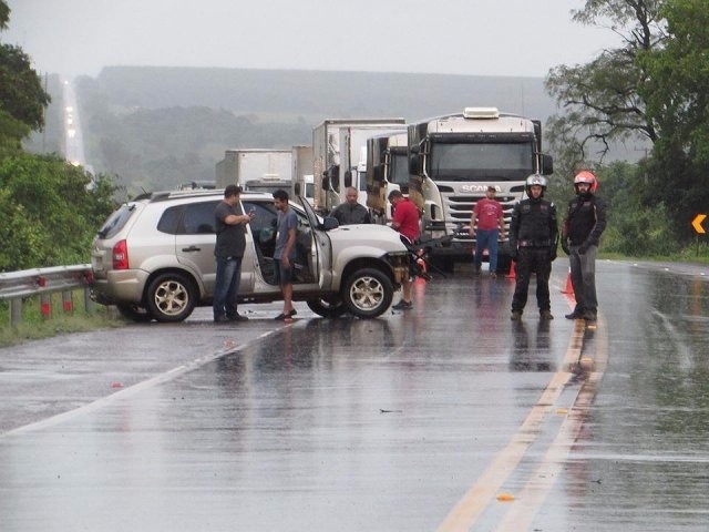 Colisão entre veículos fere duas pessoas e interdita BR-163 Veículo Tucson envolvido na batida. (Foto: Rodrigo Rodrigues/Nova Alvorada News)