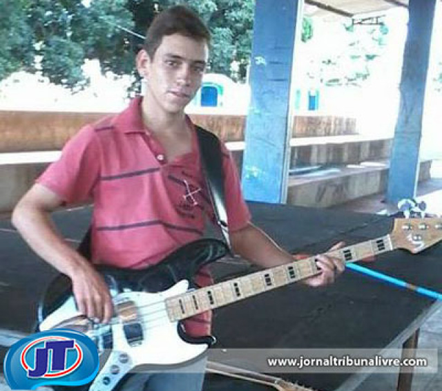 Aluno que caiu do quarto andar da escola está na UTI e respira por aparelhos Familiares do aluno contaram aos policiais que há 10 dias Werik passou por um procedimento cirúrgico em uma das mãos e, por isso, pode não ter tido forças para descer pela pilastra (Foto: Jornal Tribuna Livre)