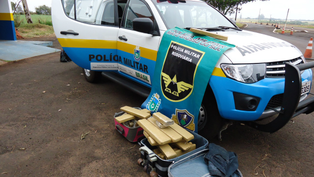 PMR flagra passageiras de ônibus com quase 30 kg de maconha Os militares localizaram no bagageiro do veiculo duas malas que continham 32 tabletes de maconha (Foto: Divulgação/PM MS)