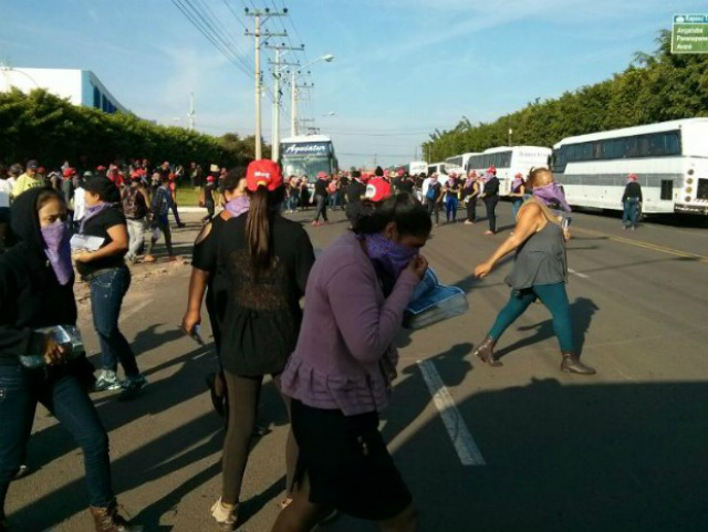 Elas chegaram com os rostos encobertos, armadas e invadiram a fábrica (Foto: TV Tem)
