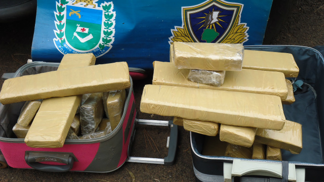 PMR flagra passageiras de ônibus com quase 30 kg de maconha Droga e autoras foram encaminhadas para a Delegacia de Ponta Porã (Foto: Divulgação/PM MS)