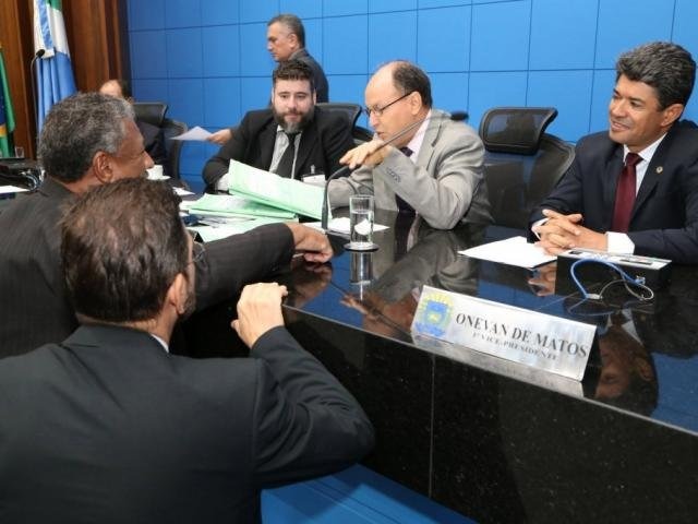 Deputados Junior Mochi (MDB) e Rinaldo Modesto (PSDB) sentados na mesa diretora. Embaixo João Grandão (PT) e Pedro Kemp (PT), durante sessão (Foto: Victor Chileno/ALMS)
