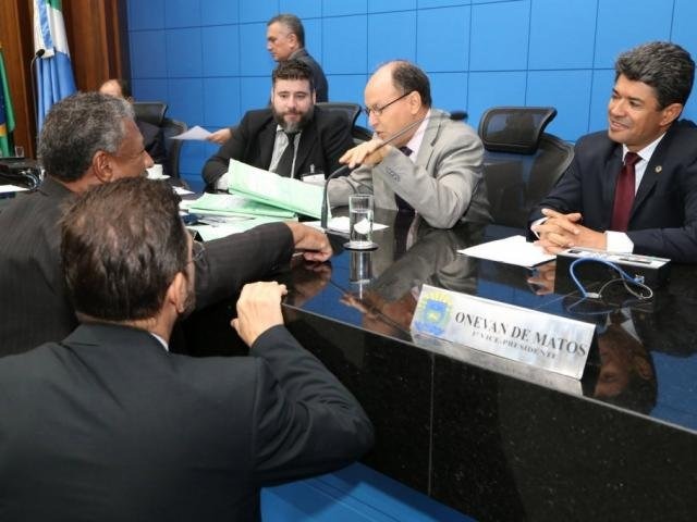 Com bancadas reduzidas, deputados querem formar blocos em 2019 Deputados Junior Mochi (MDB) e Rinaldo Modesto (PSDB) sentados na mesa diretora. Embaixo João Grandão (PT) e Pedro Kemp (PT), durante sessão (Foto: Victor Chileno/ALMS)