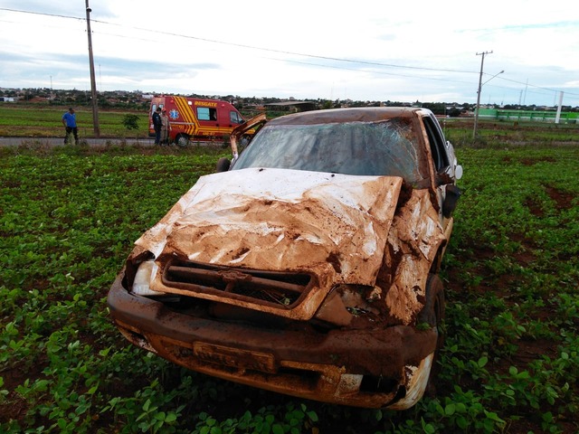 Caminhonete tomba na Av. Pantanal e Eco Sport batido é deixado entre meio fio e calçada Foto divulgação Bombeiros