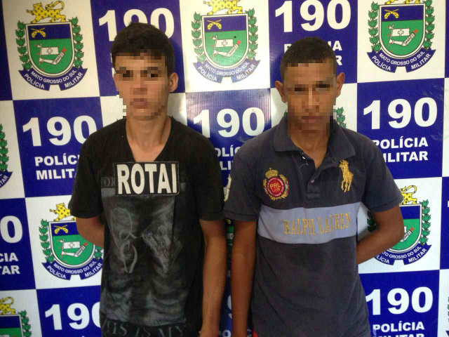 ROTAI recupera moto furtada e prende receptadores Dois homens que foram presos por receptação ao ser verificado que a motocicleta em que estavam se locomovendo era produto de furto (Foto: Assessoria)