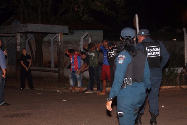 Suspeitos são abordados na Vila Piloto em Três Lagoas, durante a operação. (Foto: Flávio Veras/Perfil News)