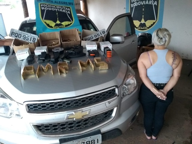 Mulher que viajava com filha de 5 anos é presa com fuzil AK 47 e munições Segundo a jovem ela não receberia nenhuma quantia pelo serviço e não sabia que o carro estava carregado de arma, munições e carregadores (Foto:Assessoria)