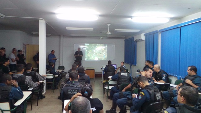 Antes da operação, os agentes receberam instruções no 2º BPM de Três Lagoas. No local, foram dividas as equipes e anunciados os locais fiscalizados. (Foto: Ricardo Ojeda/Perfil News)