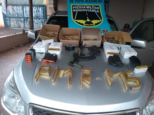 Mulher que viajava com filha de 5 anos é presa com fuzil AK 47 e munições Mulher que viajava com filha de 5 anos é presa com fuzil AK 47 e munições