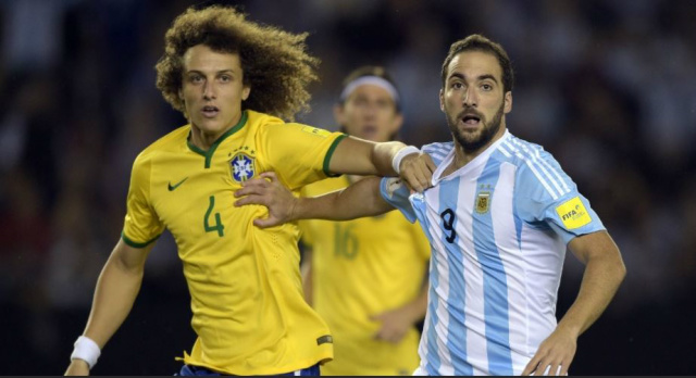 Eliminatórias da copa 2018: Argentina 1 x 1 Brasil David Luiz e Higuain disputam lance durante o clássico entre Brasil e Argentina (Foto:Reprodução)