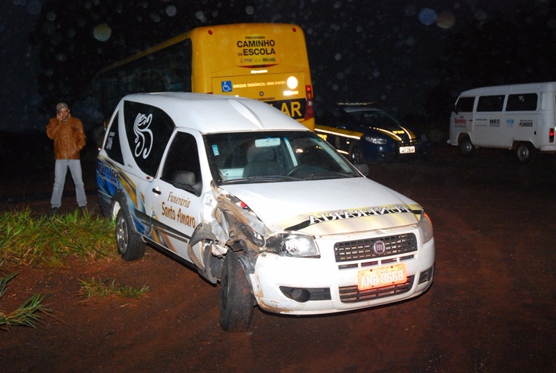 Carro funerário colide com ônibus escolar em Bataguassu O acidente teria sido provocado pelo motorista do carro funerário. Apesar da colisão, nenhum dos envolvidos ficou ferido. (Foto: Da Hora Bataguassu/ Reprodução).