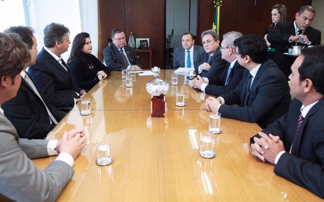 Em solenidade no gabinete do ministro Blairo Maggi ocorrida na manhã de ontem foi assinada o termo de cessão de áreas aquícolas na região do Bolsão de MS (Foto: Assessoria)