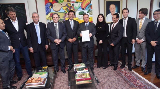 Juntos com secretário de Estado, prefeitos, assessores e parlamentares, o ministro Blairo Maggi posou exibindo o documento de cessão à empresa (Foto: Assessoria)