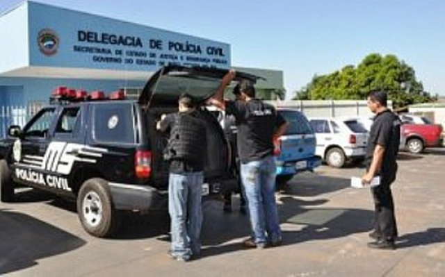 Policiais de Costa Rica preparam viatura para seguir diligências na caça ao bando que assaltou a fazenda no domingo (Foto: Aporé em Foco)