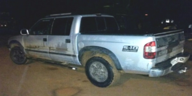 A caminhonete S10 usada na invasão à fazenda foi abandonada pelo bando, que escapou numa Hilux da propriedade (Foto: Costa Rica News)
