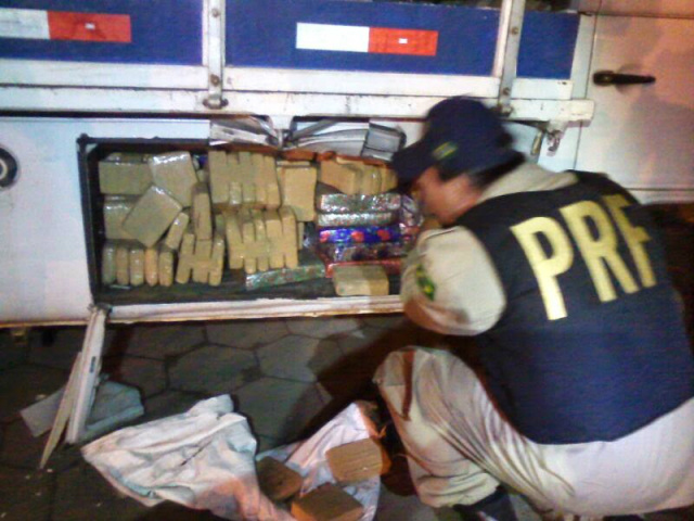 PRF flagra passageira de ônibus transportando droga em mala Na fiscalização ao bagageiro dos ônibus, a PRF tem encontrado cargas de drogas, na BR-267 (Foto: Google)